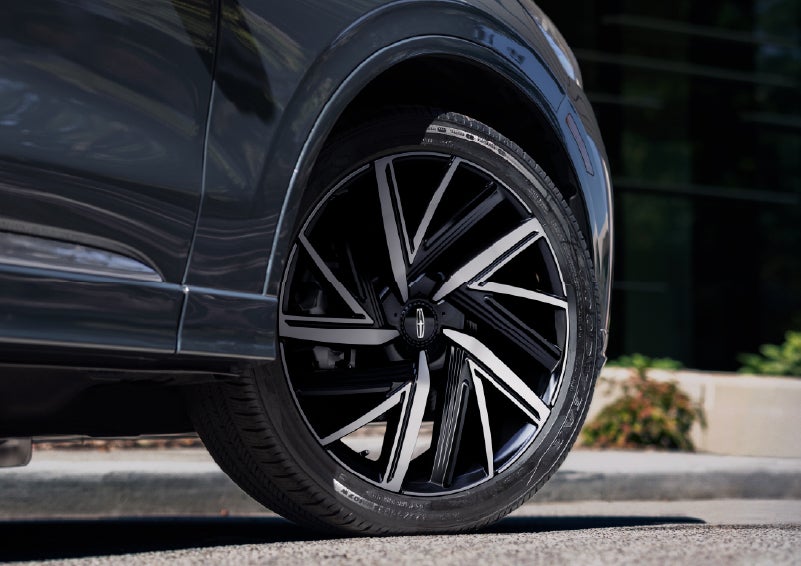 The rim of the 2026 Lincoln Aviator® SUV is shown slightly angled out. | Lincoln of Troy in Troy MI