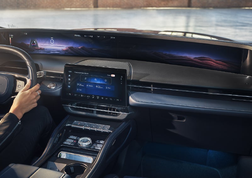 The center LCD touchscreen allows for easy personalization of key information. | Lincoln of Troy in Troy MI