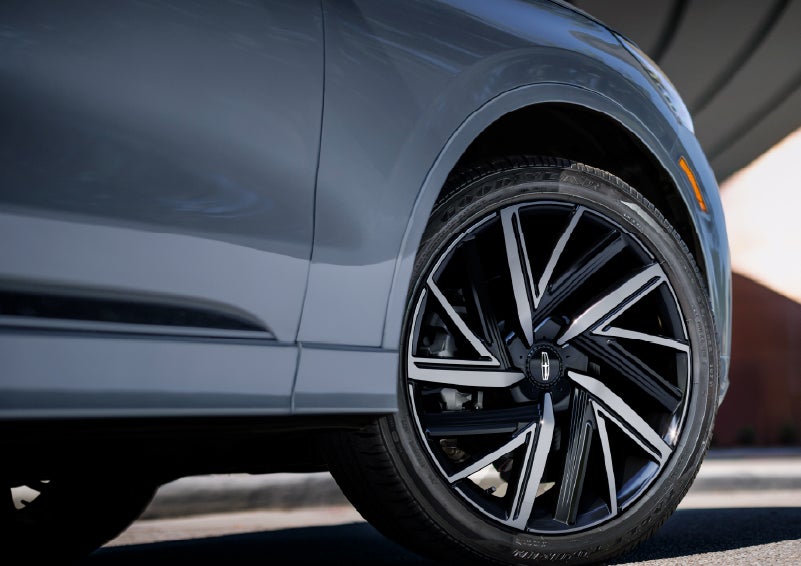 The wheel of the 2027 Lincoln Aviator® Black Label™ SUV is shown slightly angled out. | Lincoln of Troy in Troy MI