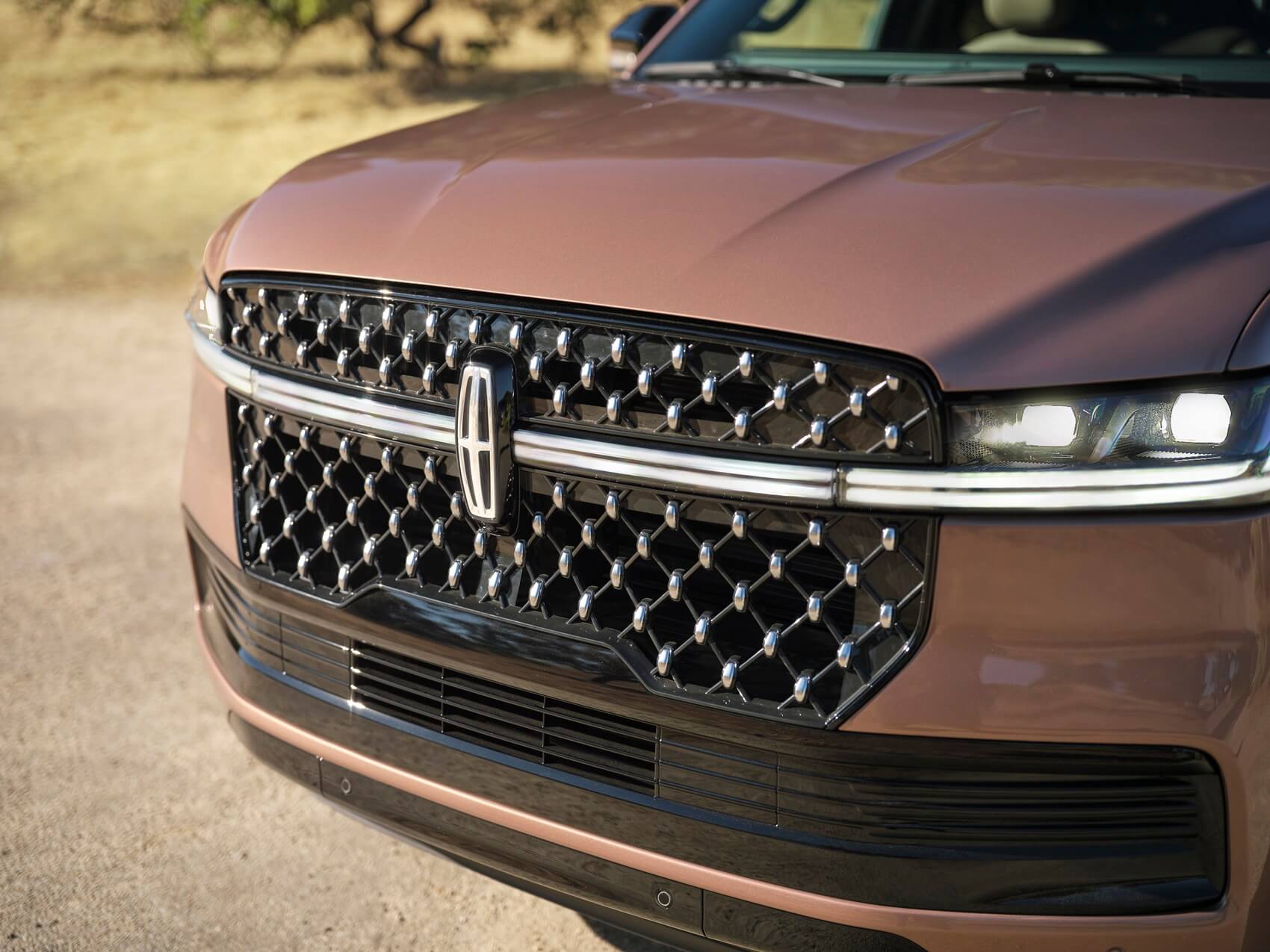Close up of Lincoln Navigator grille