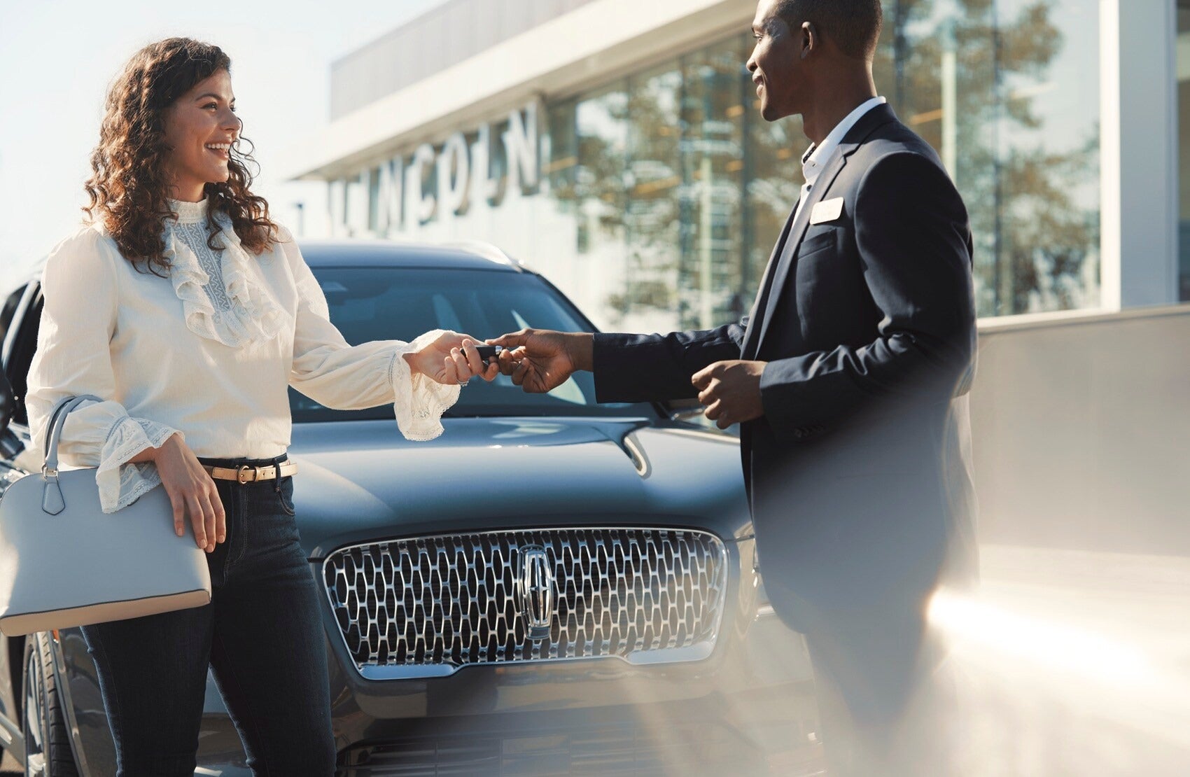 Lincoln dealer manager handing keys to Lincoln to customer